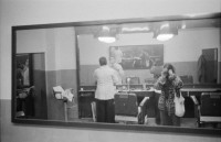 Image of sheet 19800041 photo 11: Olivia fotografiert im Spiegel Friseur der sich selbst rasiert. Italien Italy San Giminiano 1980