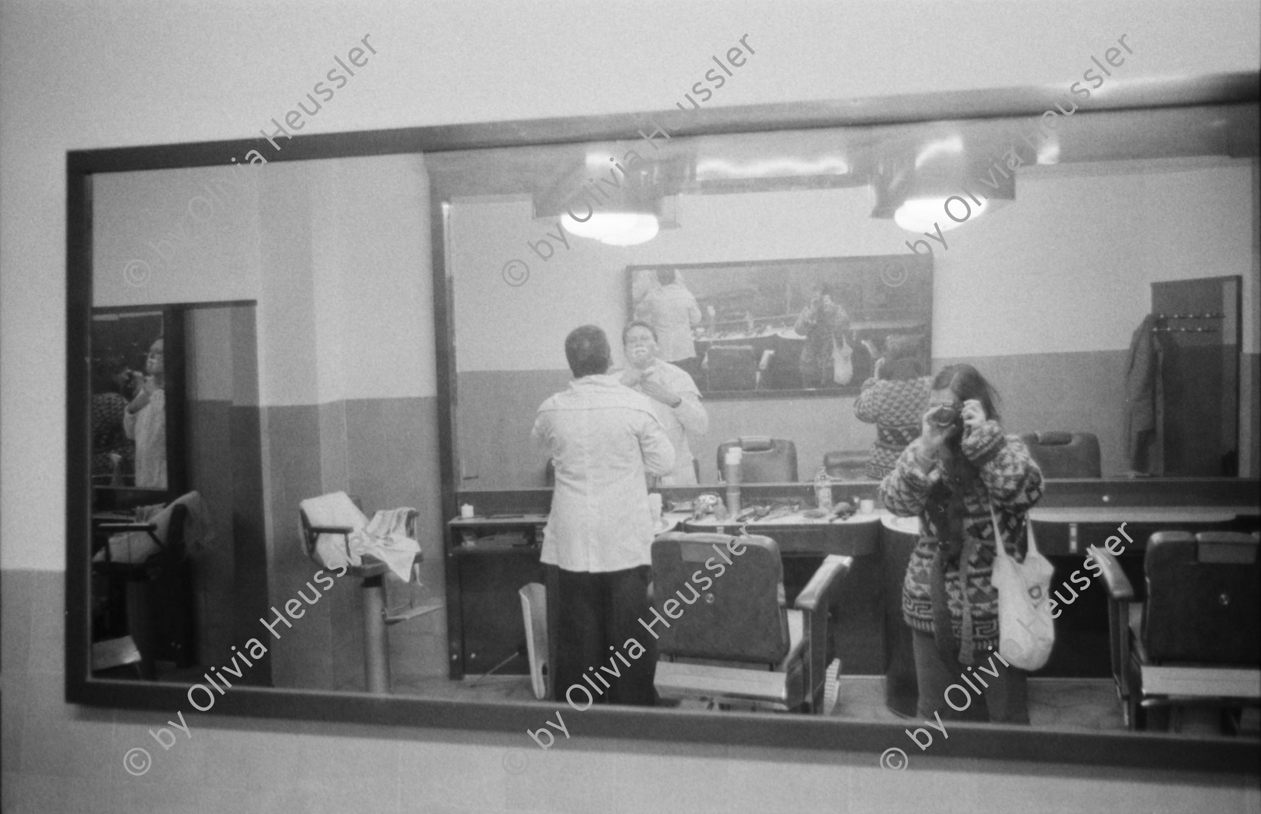 Image of sheet 19800041 photo 11: Olivia fotografiert im Spiegel Friseur der sich selbst rasiert. Italien Italy San Giminiano 1980