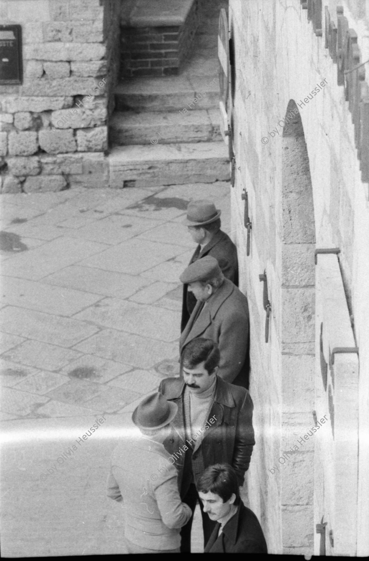 Image of sheet 19800041 photo 14: Priester und Nonnen mit Kindern. Männer Mann auf Fahrad mit Regenschirm von oben. Architektur Kirchturm. Umgebung. Gruppenbild mit Olivia. Beim Barbiere. Coiffeur Friseur rasiert sich selbst. Italien Italy San Giminiano 1980