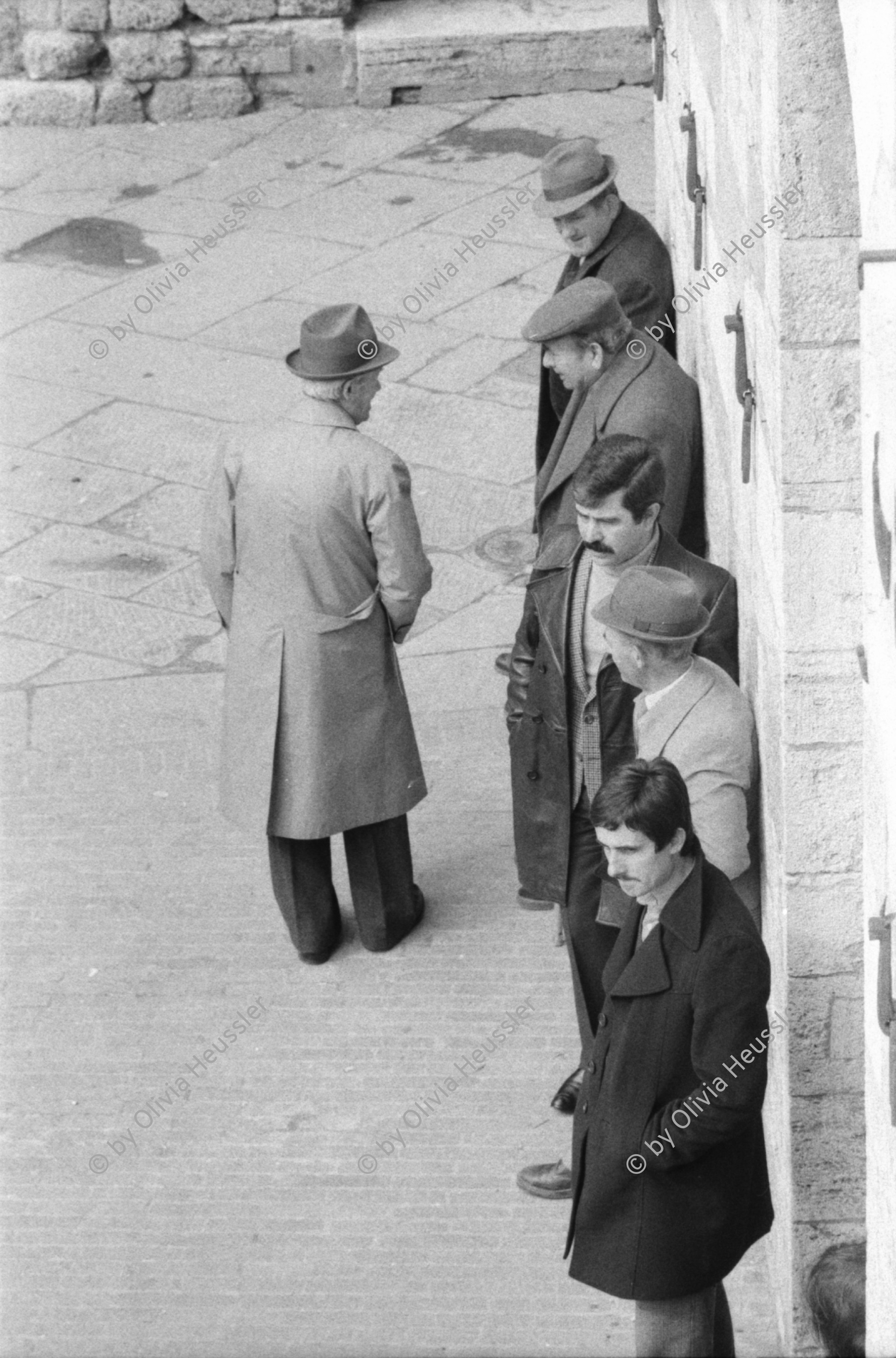Image of sheet 19800041 photo 15: Priester und Nonnen mit Kindern. Männer Mann auf Fahrad mit Regenschirm von oben. Architektur Kirchturm. Umgebung. Gruppenbild mit Olivia. Beim Barbiere. Coiffeur Friseur rasiert sich selbst.