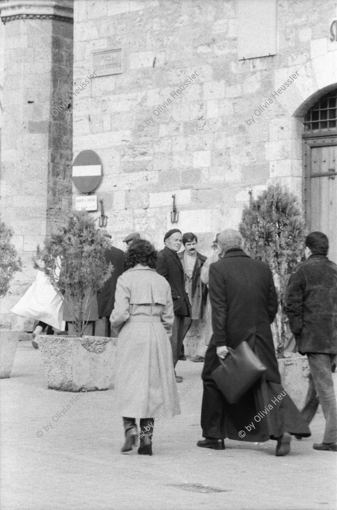 Image of sheet 19800041 photo 16: Priester und Nonnen mit Kindern. Männer Mann auf Fahrad mit Regenschirm von oben. Architektur Kirchturm. Umgebung. Gruppenbild mit Olivia. Beim Barbiere. Coiffeur Friseur rasiert sich selbst. Italien Italy San Giminiano 1980