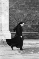 Image of sheet 19800041 photo 19: Nonne auf dem Sprung. Italien Italy San Giminiano 1980