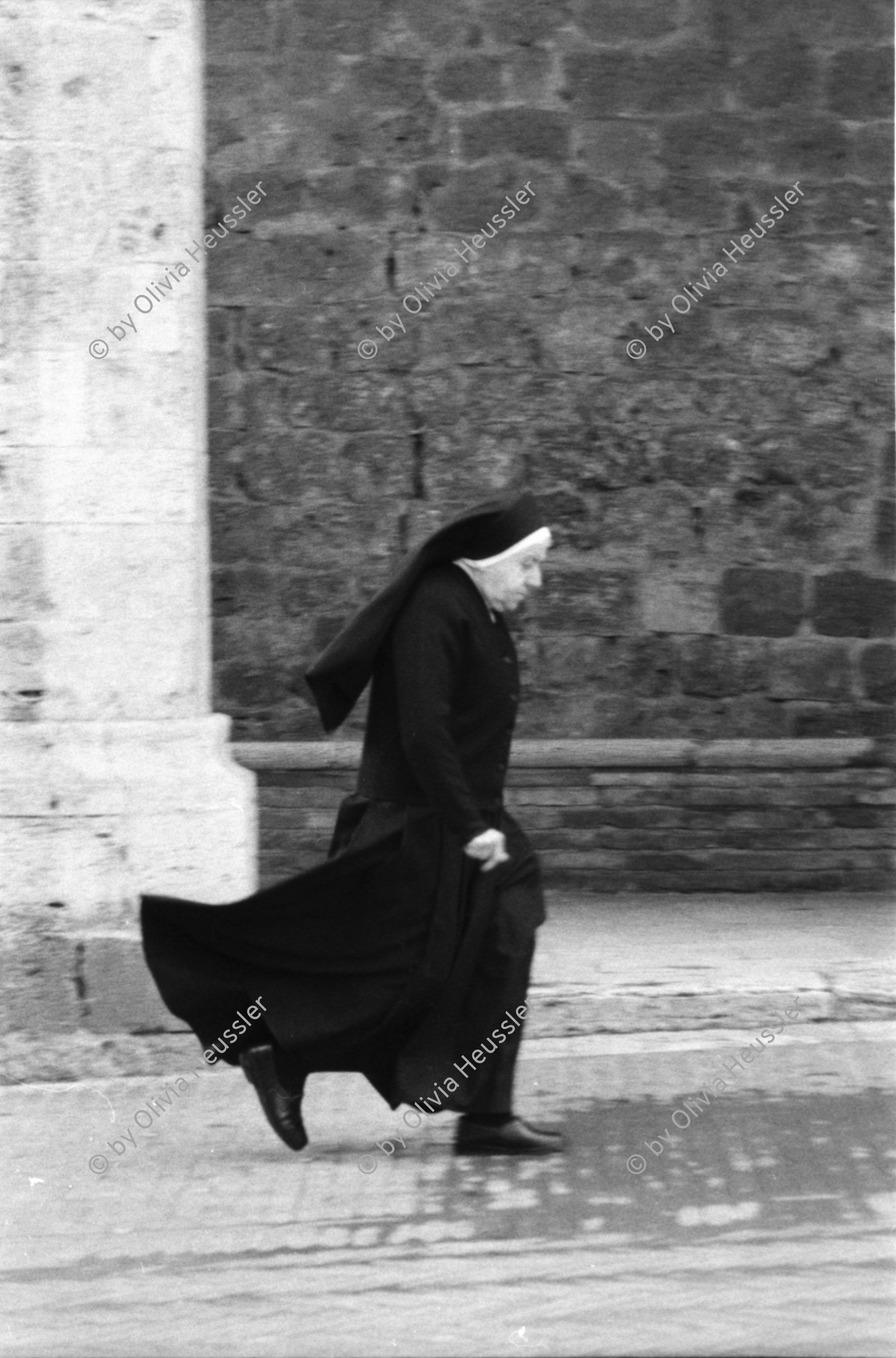 Image of sheet 19800041 photo 19: Nonne auf dem Sprung. Italien Italy San Giminiano 1980