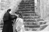 Image of sheet 19800041 photo 21: Nonne mit Mädchen vor Treppe.  Italien Italy San Giminiano 1980