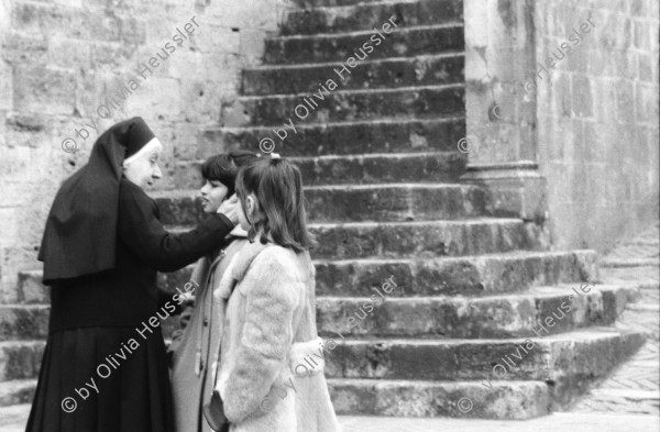 Image of sheet 19800041 photo 21: Nonne mit Mädchen vor Treppe.  Italien Italy San Giminiano 1980