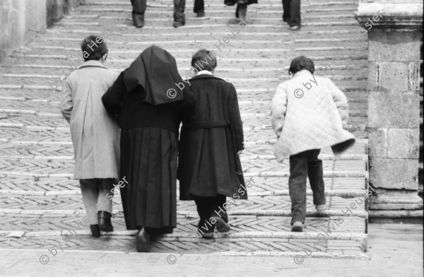 Image of sheet 19800041 photo 23: Eine Nonne mit Kindern auf dem Weg zur Kirche, Italien San Giminiano 1980.