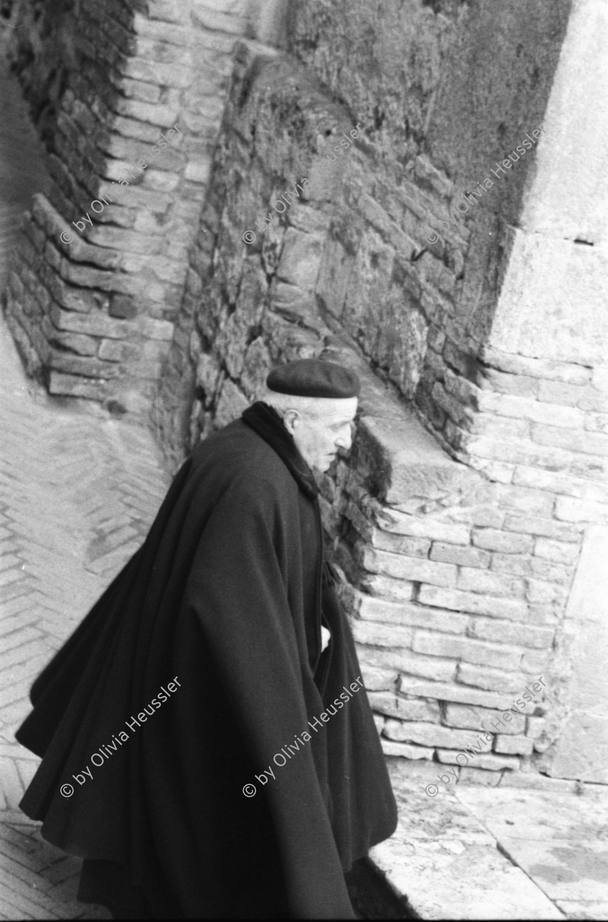 Image of sheet 19800041 photo 27: Priester und Nonnen mit Kindern. Männer Mann auf Fahrad mit Regenschirm von oben. Architektur Kirchturm. Umgebung. Gruppenbild mit Olivia. Beim Barbiere. Coiffeur Friseur rasiert sich selbst. Italien Italy San Giminiano 1980