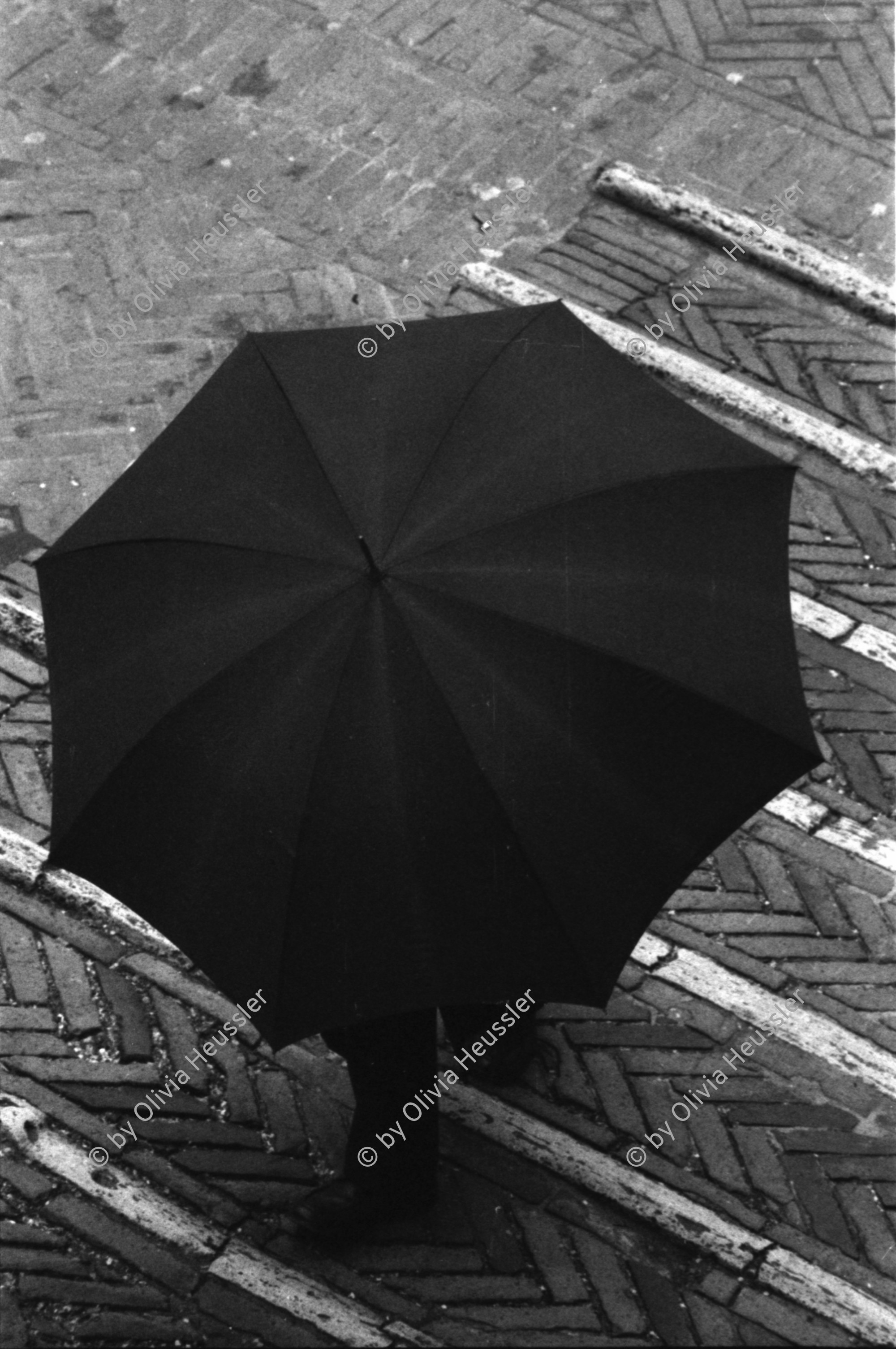 Image of sheet 19800041 photo 29: Priester und Nonnen mit Kindern. Männer Mann auf Fahrad mit Regenschirm von oben. Architektur Kirchturm. Umgebung. Gruppenbild mit Olivia. Beim Barbiere. Coiffeur Friseur rasiert sich selbst. Italien Italy San Giminiano 1980