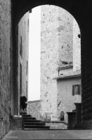 Image of sheet 19800041 photo 31: Priester und Nonnen mit Kindern. Männer Mann auf Fahrad mit Regenschirm von oben. Architektur Kirchturm. Umgebung. Gruppenbild mit Olivia. Beim Barbiere. Coiffeur Friseur rasiert sich selbst. Italien Italy San Giminiano 1980