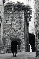 Image of sheet 19800042 photo 13: mit geöffnetem Regenschirm von oben. Architektur  Gasse. Italien Italy San Giminiano 1980 √