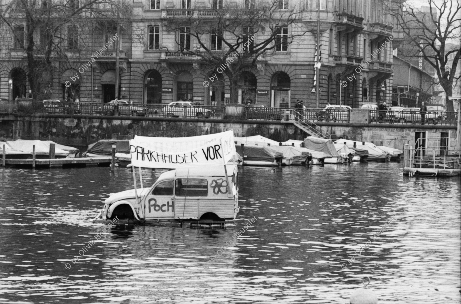 Image of sheet 19800080 photo 11: Demonstration mit Citroen auf Floss der POCH gegen das Limmatparking, Zuerich 1980.