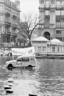 Image of sheet 19800080 photo 13: Demonstration mit Citroen auf Floss der POCH gegen das Limmatparking, Zuerich 1980.