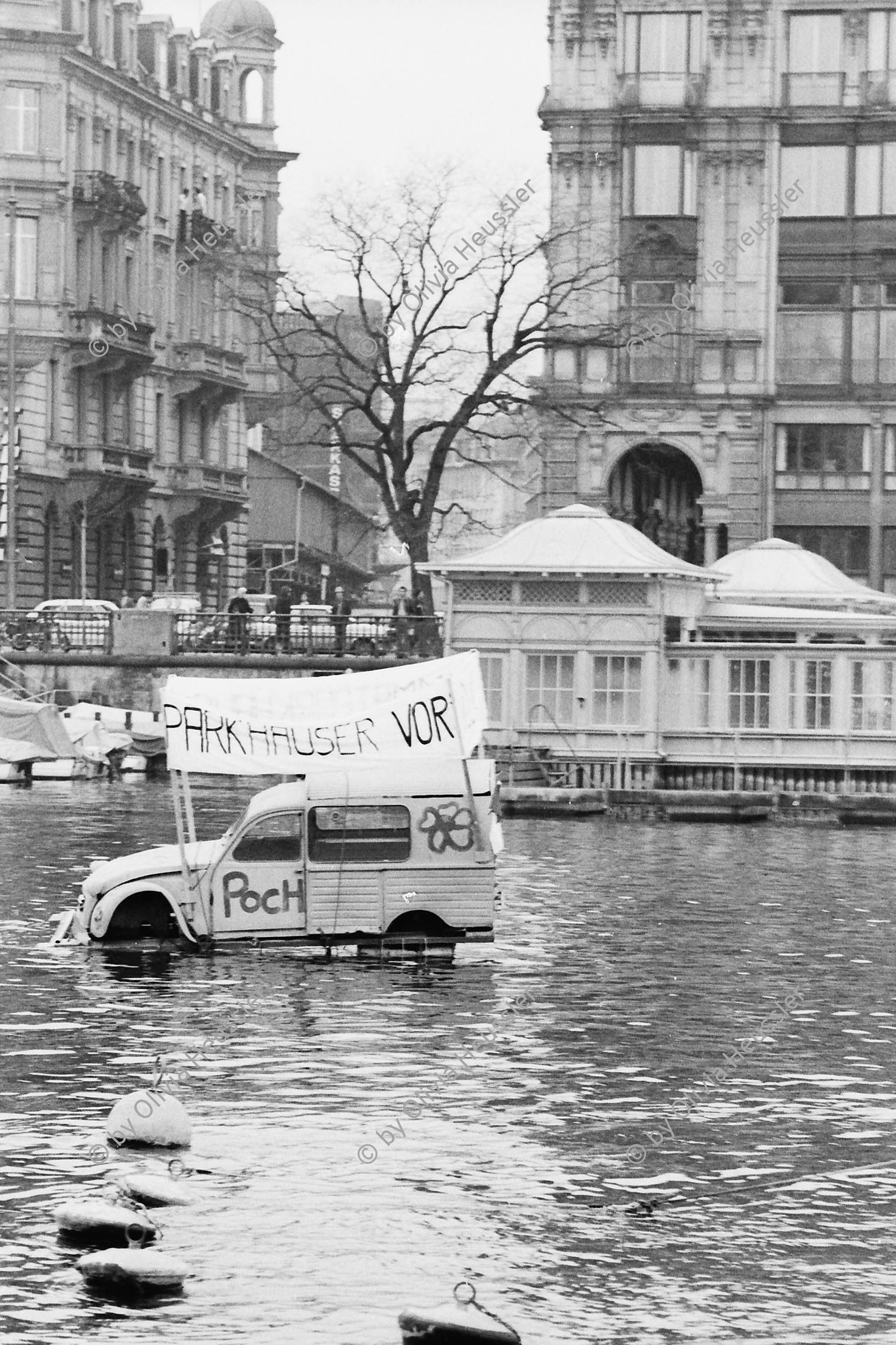 Image of sheet 19800080 photo 13: Demonstration mit Citroen auf Floss der POCH gegen das Limmatparking, Zuerich 1980.