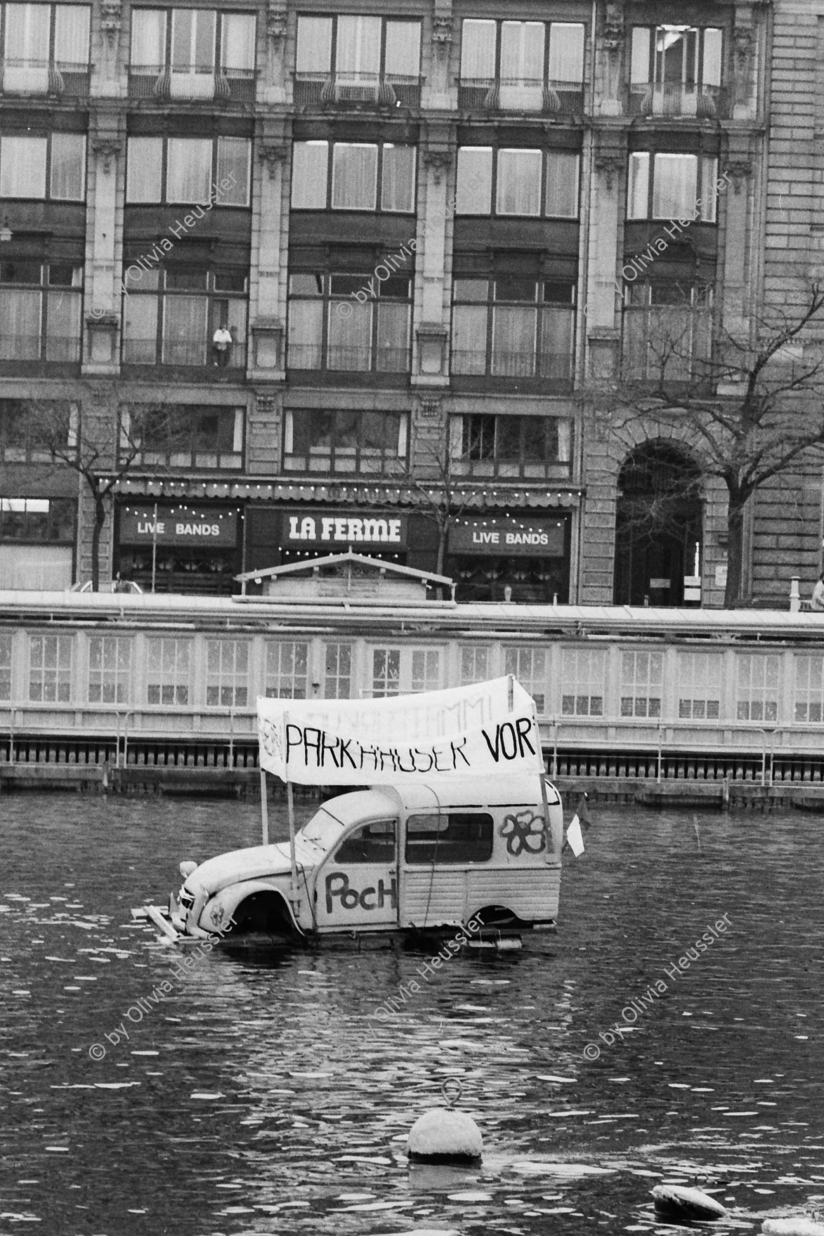 Image of sheet 19800080 photo 14: Demonstration mit Citroen auf Floss der POCH gegen das Limmatparking, Zuerich 1980. La Ferme Club Live Bands. 2CV