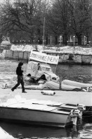 Image of sheet 19800080 photo 4: Protest der POCH mit Citroen auf Floss gegen das Limmatparking, Zuerich 1980.