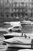 Image of sheet 19800080 photo 8: Demonstration mit Citroen auf Floss der POCH gegen das Limmatparking, Zuerich 1980. 

Protest Umwelt