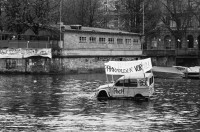 Image of sheet 19800080 photo 9: Demonstration mit Citroen auf Floss der POCH gegen das Limmatparking, Zuerich 1980. 
Limmat Protest