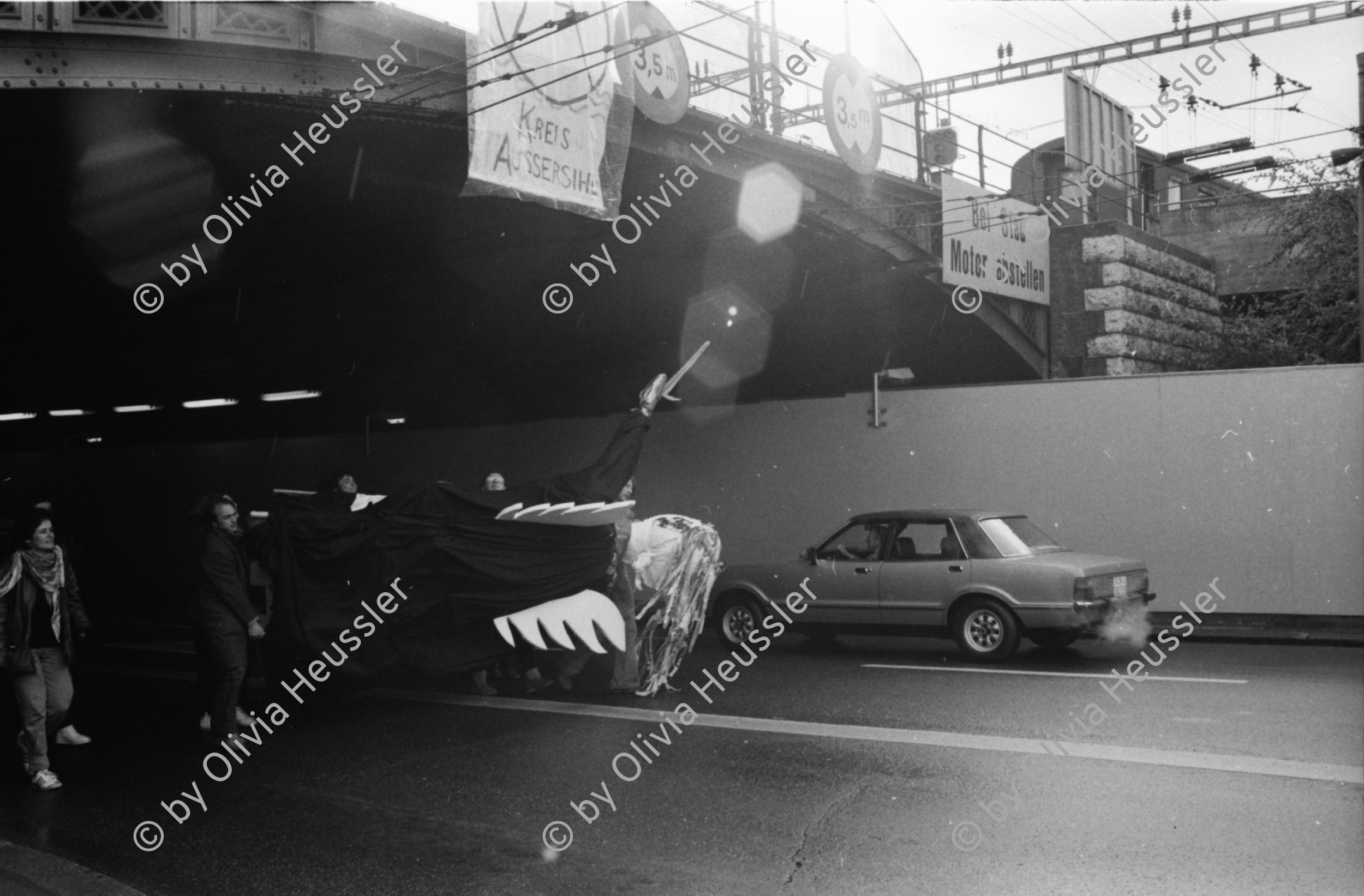 Image of sheet 19800090 photo 13: Protest der Gruppe 'Luft und Laerm' an der Langstrasse, Zuerich 1980.

Jugendbewegung Sechseläuten