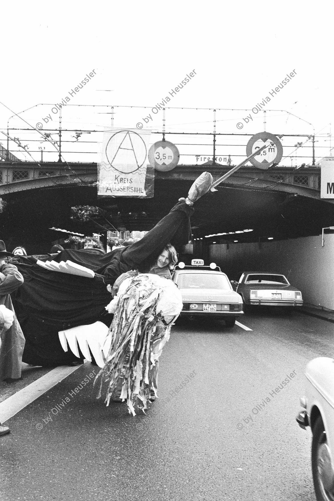 Image of sheet 19800090 photo 15: Protest der Gruppe 'Luft und Laerm' an der Langstrasse, Zuerich 1980.

Jugendbewegung Sechseläuten