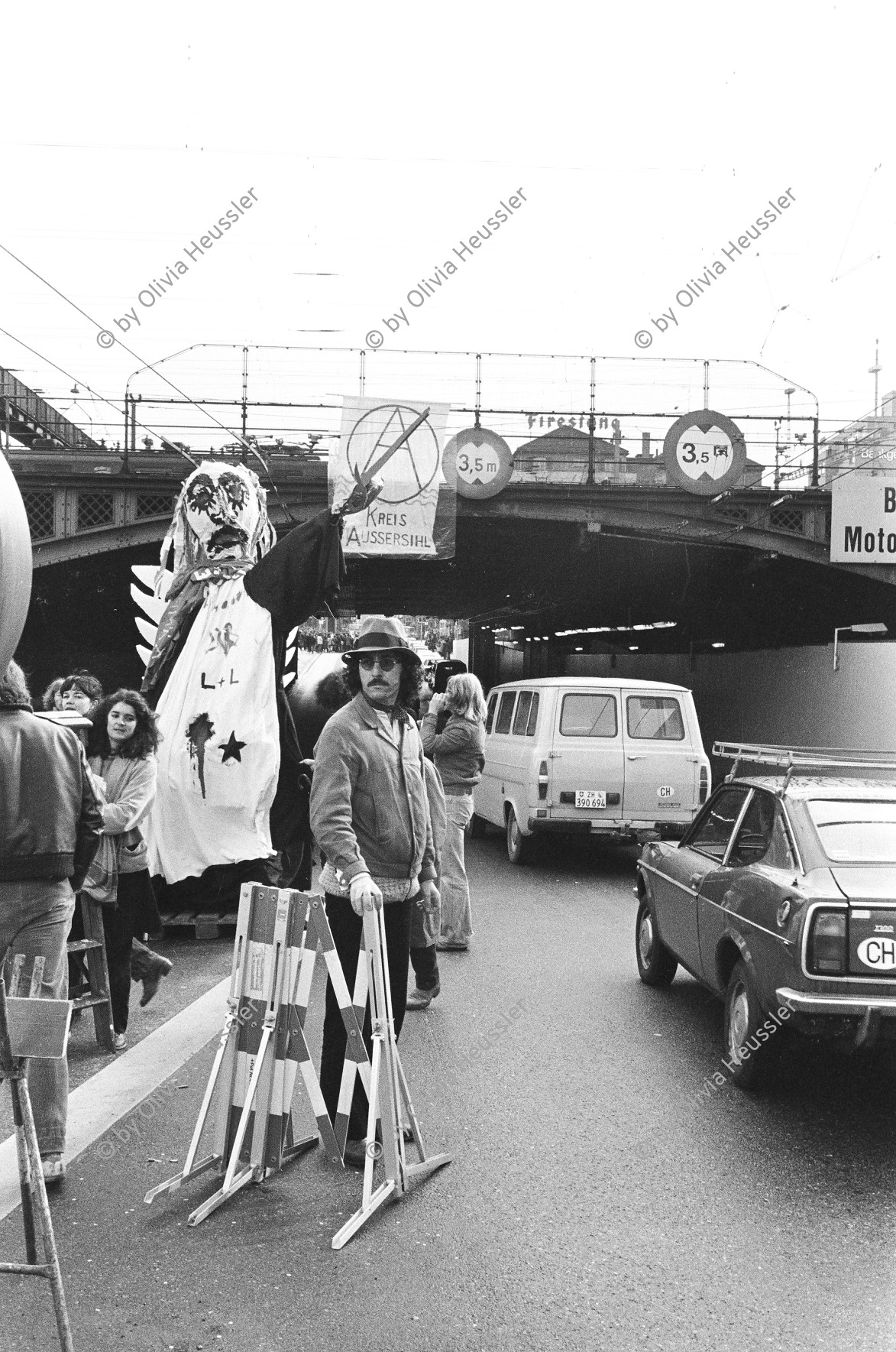 Image of sheet 19800090 photo 16: Protest der Gruppe 'Luft und Laerm' mit Umberto Blumati, Langstrasse Zuerich 1980.