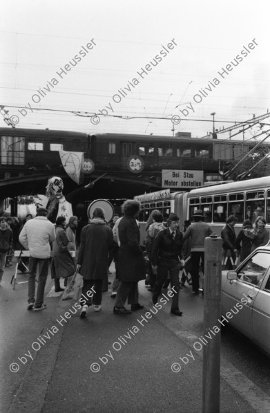 Image of sheet 19800090 photo 17: Protest der Gruppe 'Luft und Laerm' an der Langstrasse, Zuerich 1980. Bus SBB Zug Monster Fahrzeuge 

Jugendbewegung Sechseläuten Bus 32