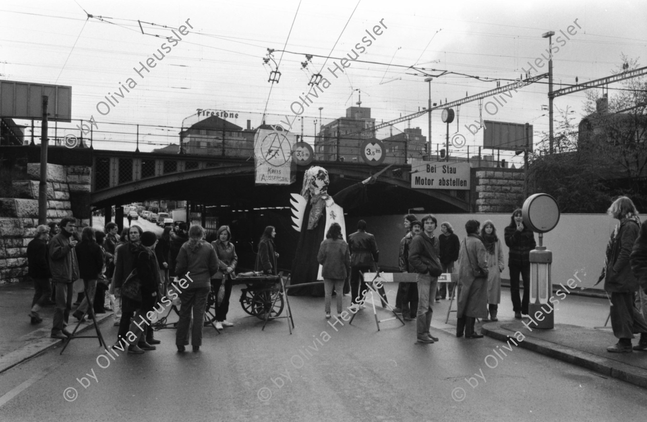 Image of sheet 19800090 photo 18: Protest der Gruppe 'Luft und Laerm' an der Langstrasse, Zuerich 1980.

Jugendbewegung Sechseläuten