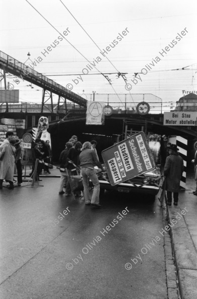 Image of sheet 19800090 photo 19: Protest der Gruppe 'Luft und Laerm' an der Langstrasse, Zuerich 1980.

Jugendbewegung Sechseläuten