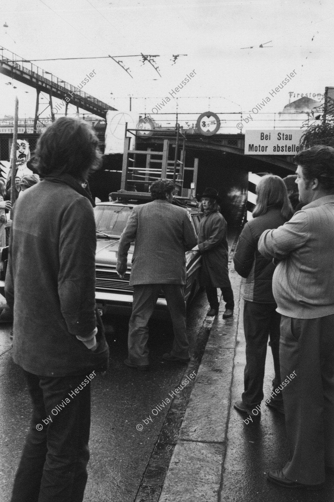 Image of sheet 19800090 photo 23: Protest der Gruppe 'Luft und Laerm' an der Langstrasse, Zuerich 1980.
Jugendbewegung Sechseläuten