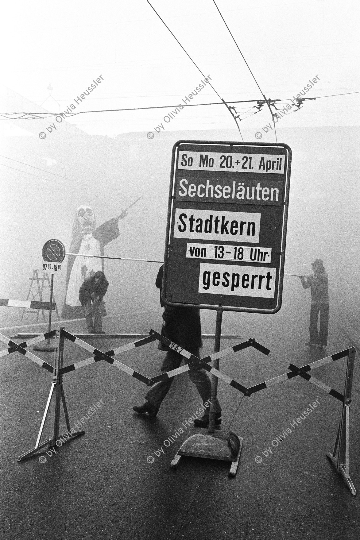 Image of sheet 19800090 photo 28: Protest der Gruppe 'Luft und Laerm' an der Langstrasse, Zuerich 1980.

Jugendbewegung