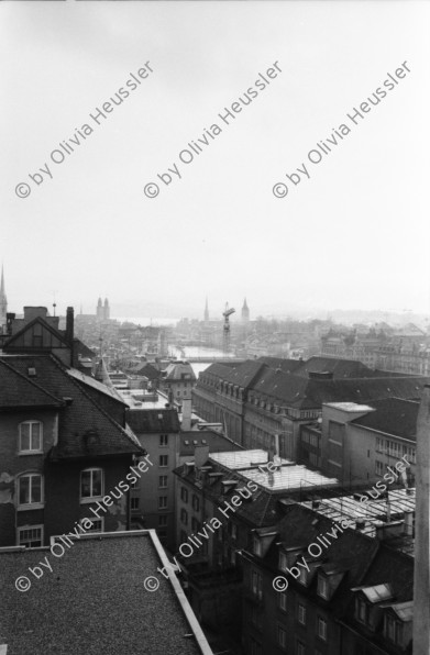 Image of sheet 19800090 photo 3: Sechseläuten (Zürichdeutsch: Sächsilüüte) ist ein Frühlingsfest in Zürich. Umzug und Strassenbahn. alter Bahnhof. Monster an Demo der Gruppe 'Luft und Lärm'  mit Konrad Koni Frei, Punky Markus Kenner Umberto Blumati (starb 2009) u.v.a. Krach mit Autofahrer. Koni Stocker
Während des Sechseläutens besetzt am 21. April 1980 die Gruppe «Luft & Lärm» die alte Unterführung an der Langstrasse im Kreis 5. Darauf folgt ein massiver Polizeieinsatz mit Tränengas. Menschen flüchten.
Jugendbewegung Bewegig Zürcher Jugendunruhen Demonstrationen
Zürich Youth movement protest 1980
Schweiz Switzerland swiss Europe