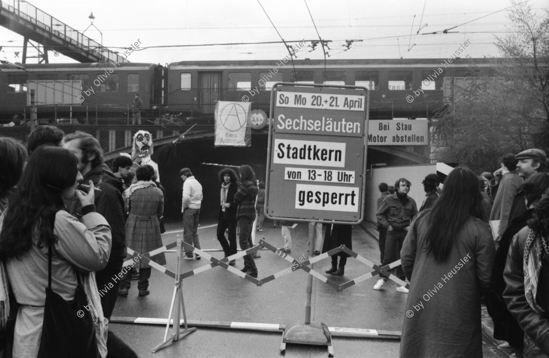 Image of sheet 19800090 photo 32: Protest der Gruppe 'Luft und Laerm' am Sechseläuten an der Langstrasse, Zuerich 1980.

Jugendbewegung