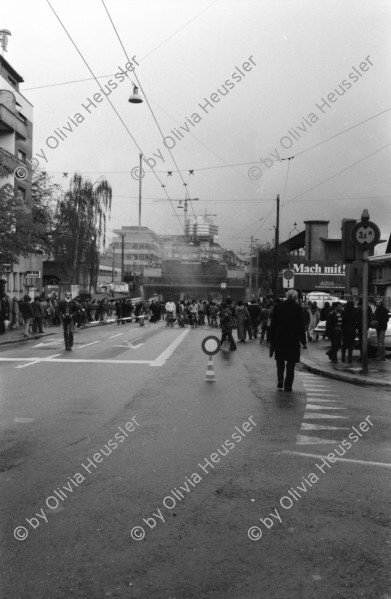 Image of sheet 19800090 photo 35: Protest der Gruppe 'Luft und Laerm' an der Langstrasse, Zuerich 1980.