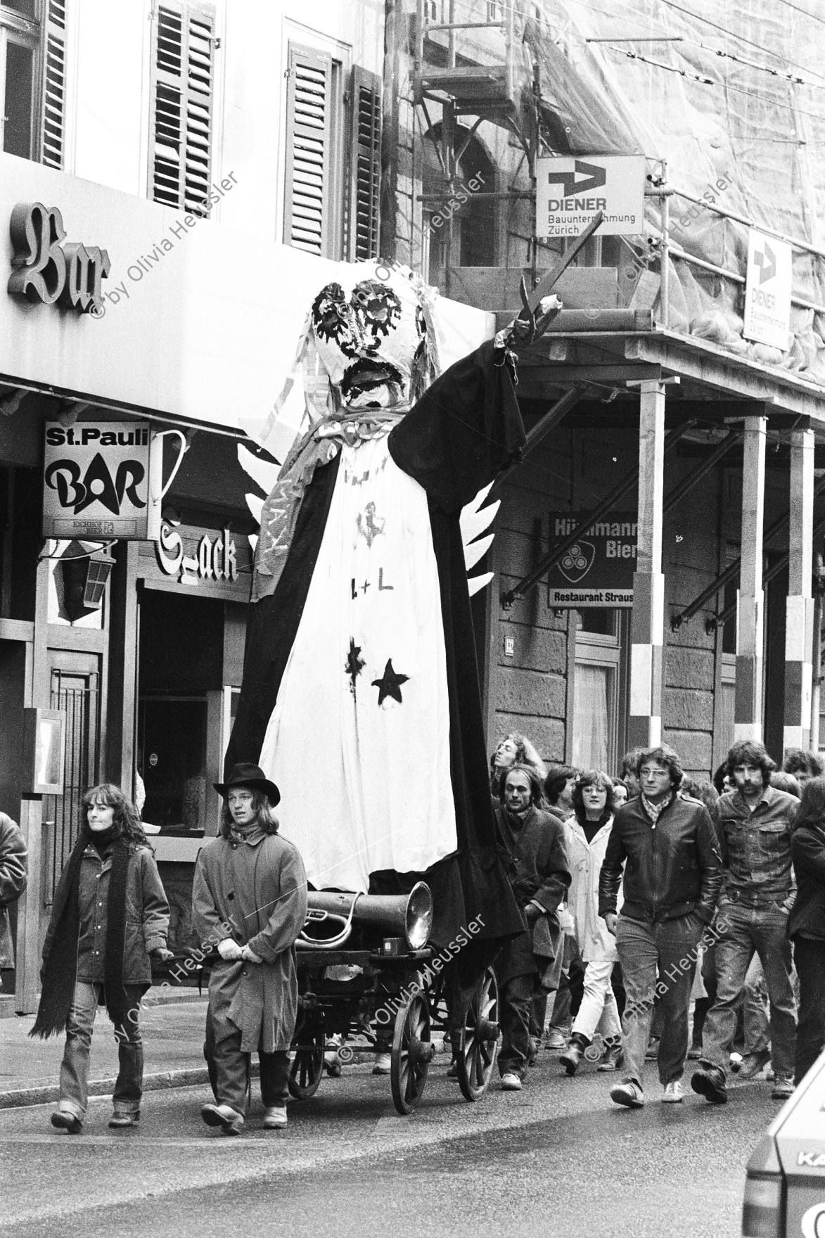 Image of sheet 19800090 photo 7: Protest der Gruppe 'Luft und Laerm' an der Langstrasse, Zuerich 1980.

Jugendbewegung Sechseläuten Koni Frei, Hannes Lindenmeier Sergio Mantovani