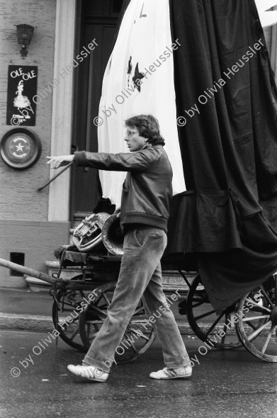 Image of sheet 19800090 photo 8: Protest der Gruppe 'Luft und Laerm' an der Langstrasse, Zuerich 1980.

Koni Frei Jugendbewegung Sechseläuten