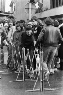 Image of sheet 19800090 photo 9: Protest der Gruppe 'Luft und Laerm' an der Langstrasse, Zuerich 1980.

Jugendbewegung Sechseläuten Punky Kenner