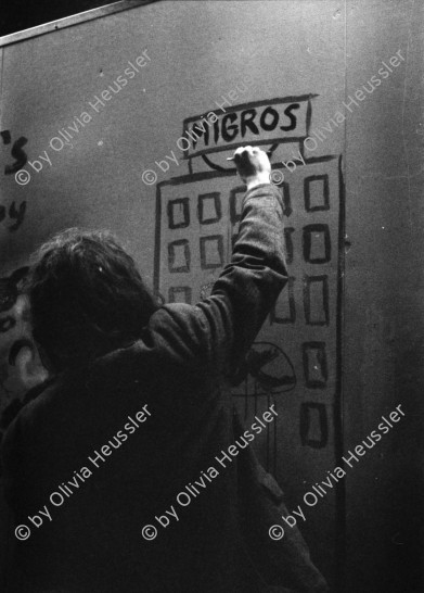 Image of sheet 19800091 photo 10: Ein Mann malt ein Graffiti 'Migros' waehrend am 21. April 1980 die Gruppe «Luft & Lärm» die Unterführung an der Langstrasse in Zuerich, besetzt. Demonstrationen