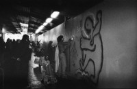 Image of sheet 19800091 photo 12: Leute malen Graffiti waehrend am 21. April 1980 die Gruppe «Luft & Lärm» die Unterführung an der Langstrasse in Zuerich, besetzt. Demonstrationen Graffiti