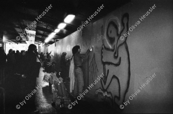 Image of sheet 19800091 photo 12: Leute malen Graffiti waehrend am 21. April 1980 die Gruppe «Luft & Lärm» die Unterführung an der Langstrasse in Zuerich, besetzt. Demonstrationen Graffiti