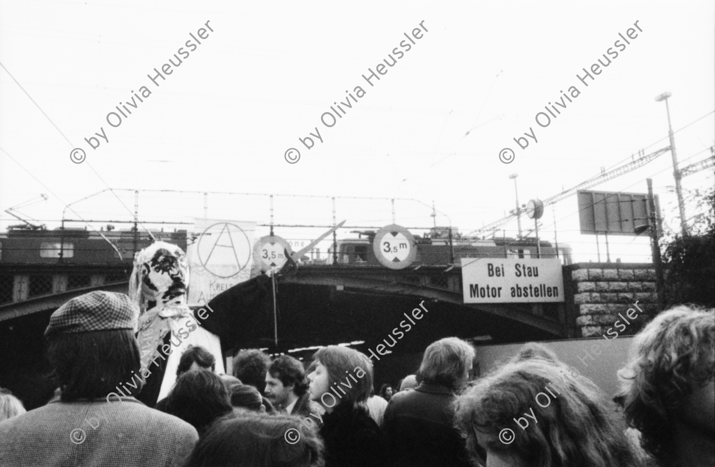 Image of sheet 19800091 photo 15: Am 21. April 1980 besetzt die Gruppe «Luft & Lärm» die Unterführung an der Langstrasse in Zuerich.