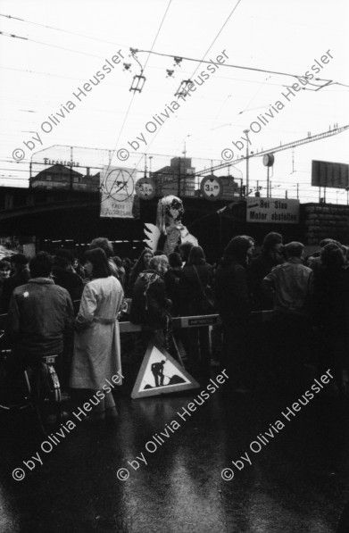 Image of sheet 19800091 photo 16: Am 21. April 1980 besetzt die Gruppe «Luft & Lärm» die Unterführung an der Langstrasse in Zuerich.