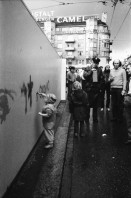 Image of sheet 19800091 photo 26: frtsg. 800090 
Während des Sechseläutens besetzt am 21. April 1980 die Gruppe «Luft & Lärm» die Unterführung an der Langstrasse im Kreis 5
Wand Graffitti Strassenmusikanten. Kinder malen unter Aufsicht Polizeibeamten; Monster brennt. Polizei Grenadiere treffen ein. Tafel; Sechseläuten Stadtkern gesperrt
Jugendbewegung Bewegig AJZ Zürcher Jugendunruhen Demonstrationen
Zürich Youth movement protest 1980 Laerm Wandbild Malerei Unterführung