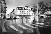 Image of sheet 19800091 photo 28: frtsg. 800090 
Während des Sechseläutens besetzt am 21. April 1980 die Gruppe «Luft & Lärm» die Unterführung an der Langstrasse im Kreis 5
Wand Graffitti Strassenmusikanten. Kinder malen unter Aufsicht Polizeibeamten; Monster brennt. Polizei Grenadiere treffen ein. Tafel; Sechseläuten Stadtkern gesperrt
Jugendbewegung Bewegig AJZ Zürcher Jugendunruhen Demonstrationen
Zürich Youth movement protest 1980 Laerm Wandbild Malerei Unterführung