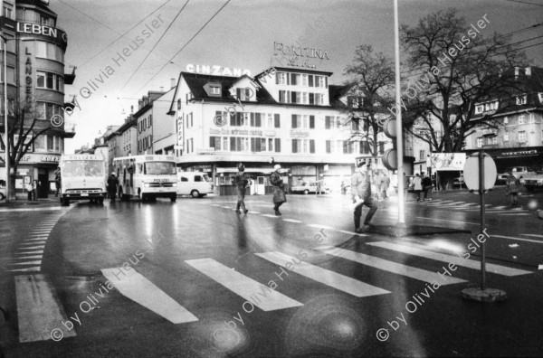 Image of sheet 19800091 photo 28: frtsg. 800090 
Während des Sechseläutens besetzt am 21. April 1980 die Gruppe «Luft & Lärm» die Unterführung an der Langstrasse im Kreis 5
Wand Graffitti Strassenmusikanten. Kinder malen unter Aufsicht Polizeibeamten; Monster brennt. Polizei Grenadiere treffen ein. Tafel; Sechseläuten Stadtkern gesperrt
Jugendbewegung Bewegig AJZ Zürcher Jugendunruhen Demonstrationen
Zürich Youth movement protest 1980 Laerm Wandbild Malerei Unterführung