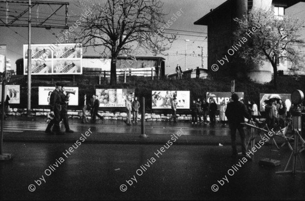 Image of sheet 19800091 photo 29: frtsg. 800090 
Während des Sechseläutens besetzt am 21. April 1980 die Gruppe «Luft & Lärm» die Unterführung an der Langstrasse im Kreis 5
Wand Graffitti Strassenmusikanten. Kinder malen unter Aufsicht Polizeibeamten; Monster brennt. Polizei Grenadiere treffen ein. Tafel; Sechseläuten Stadtkern gesperrt
Jugendbewegung Bewegig AJZ Zürcher Jugendunruhen Demonstrationen
Zürich Youth movement protest 1980 Laerm Wandbild Malerei Unterführung