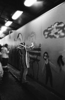 Image of sheet 19800091 photo 3: Eine Frau malt ein Graffiti waehrend am 21. April 1980 die Gruppe «Luft & Lärm» die Unterführung an der Langstrasse in Zuerich, besetzt. Demonstrationen