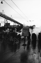 Image of sheet 19800091 photo 31: Eine Frau malt ein Graffiti waehrend am 21. April 1980 die Gruppe «Luft & Lärm» die Unterführung an der Langstrasse in Zuerich, besetzt. Demonstrationen