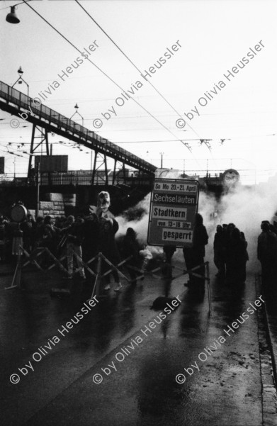 Image of sheet 19800091 photo 31: Eine Frau malt ein Graffiti waehrend am 21. April 1980 die Gruppe «Luft & Lärm» die Unterführung an der Langstrasse in Zuerich, besetzt. Demonstrationen