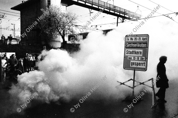 Image of sheet 19800091 photo 33: Rauchpetarden Polizei Teargas Fest
From: Zürich Sommer 1980 p.23