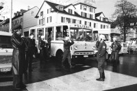Image of sheet 19800091 photo 35: Während des Sechseläutens besetzt am 21. April 1980 die Gruppe «Luft & Lärm» die Unterführung an der Langstrasse im Kreis 5 fünf 
olizei Grenadiere treffen ein. Einsatzwagen
Zürich Youth movement protest 1980 √ Schweiz Switzerland Europa Europe