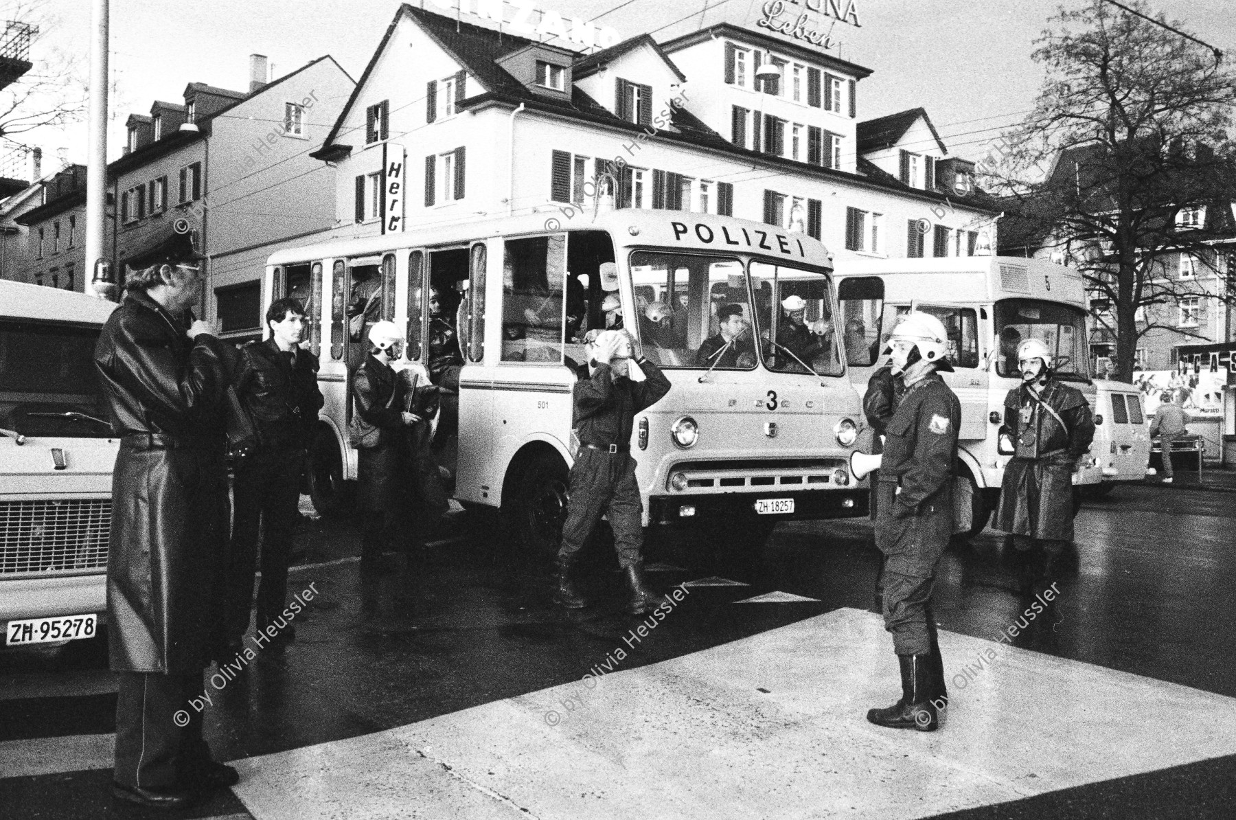 Image of sheet 19800091 photo 35: Während des Sechseläutens besetzt am 21. April 1980 die Gruppe «Luft & Lärm» die Unterführung an der Langstrasse im Kreis 5 fünf 
olizei Grenadiere treffen ein. Einsatzwagen
Zürich Youth movement protest 1980 √ Schweiz Switzerland Europa Europe